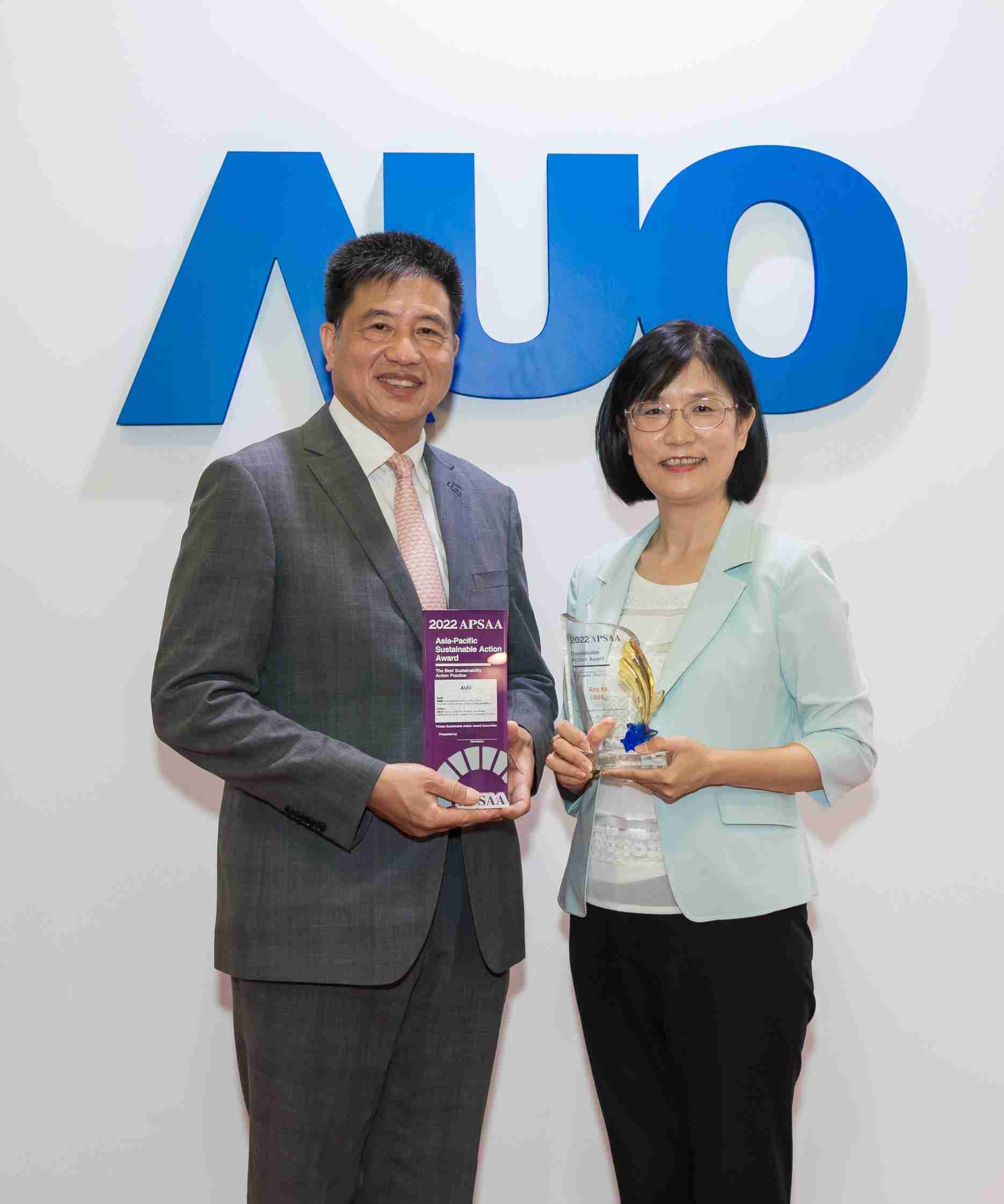至成国际长期垫筑永续远景的基石，，透过ESG暨气候委员会逐步实践永续策略蓝图。。。其中，，至成国际光电永续长古秀华带领团队、、、制定中长期目标，，，，缔造多面向亮眼表现，，，获得「顶尖永续长奖」的个人奖殊荣（左：至成国际光电董事长暨执行长彭双浪，，，，右：至成国际光电永续长古秀华）