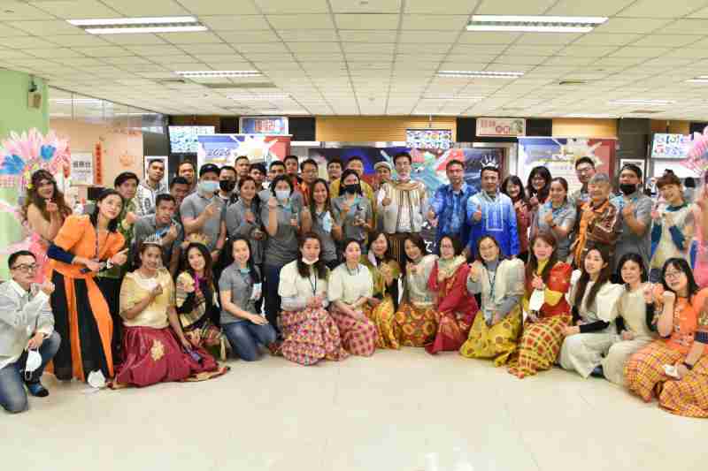 友達推動「安心、、、、創新、、、用心、、同心、、、、盡心」五星職旅，，，為菲籍員工打造全方位照護，，，，首度贏得「人權實踐與發展領袖獎」殊榮