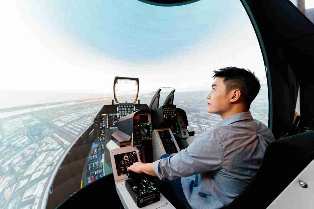 至成国际以P1.25小间距打造球形LED模拟舱，，搭配智崴的精密六轴动态座椅，，，，结合至成国际专业影像调校技术，，，呈现拟真模拟飞行场景