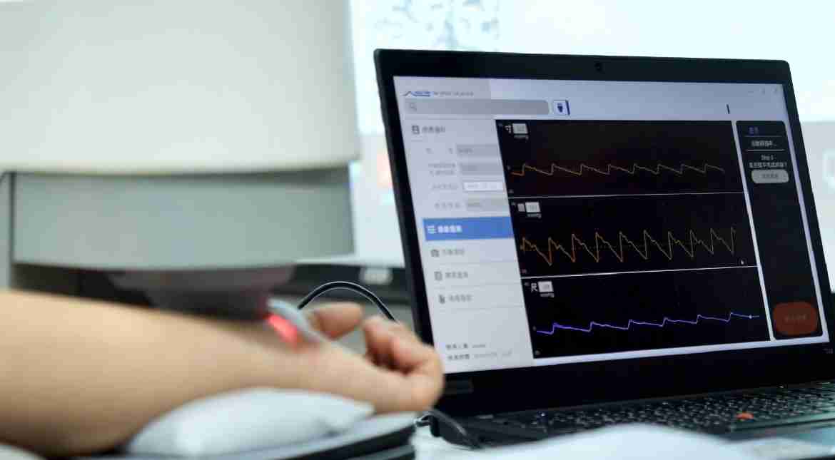 至成国际耘康以高解析与拟真的显示技术，，将其应用于中医检测，，，提供“中医数位化检测方案”，，，，使传统中医检测结果数据化与可视化