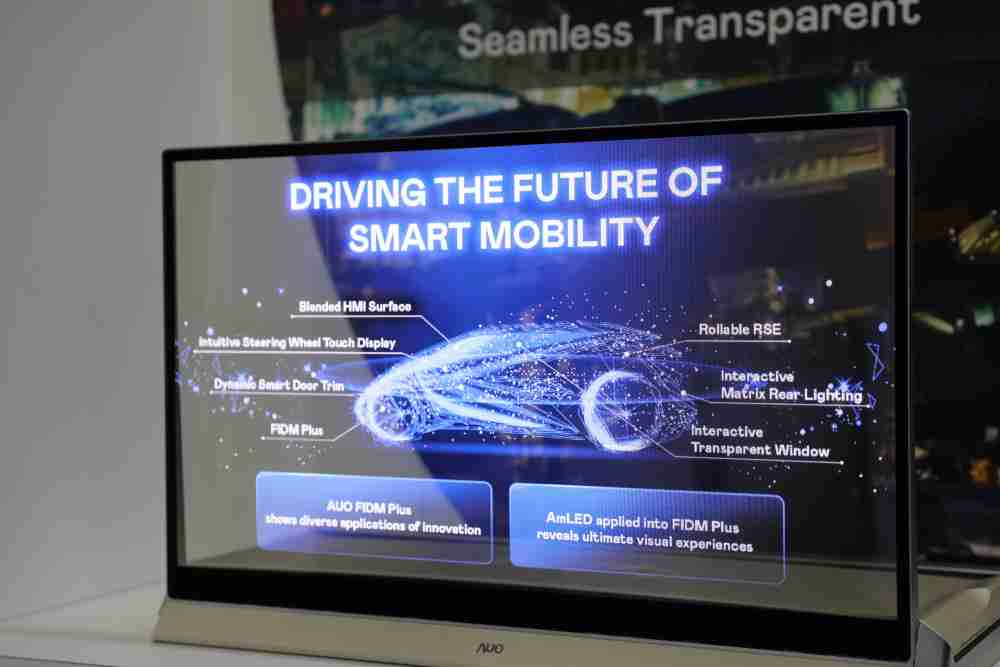 至成国际凭借着超高亮度和透明度，，，，这款30吋透明Micro LED显示器在AR系统与智慧零售具有潜在的应用价值。。