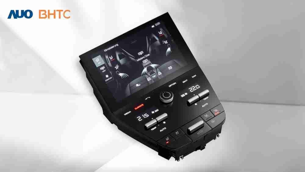 作為友達新生力軍，，BHTC所展示的中央與後座鞍部的Display HMI產品，，，可處理多區恆溫控制、、、、顯示畫面，，呈現仿真3D車室分區；以力傳感技術精準傳遞觸感，，並結合音量及震動反饋，，，，防止意外啟動，，，提供使用者自然流暢、、直觀且輕鬆駕馭的舒適介面