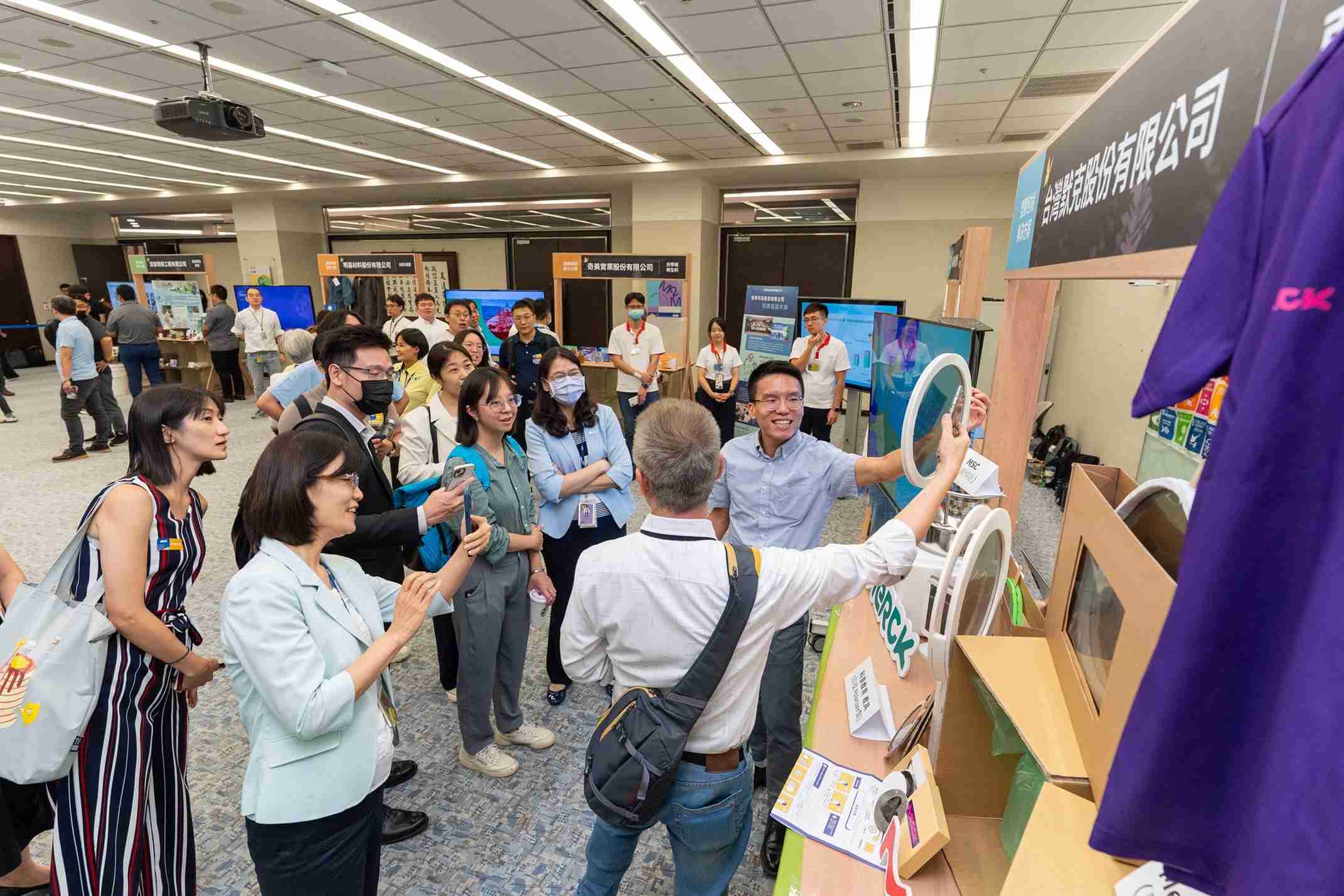 至成国际连手产业伙伴策划首届生态圈联展，，，展示如何将废塑料循环再利用，，创新解决方案包括：塑料包材再生与循环使用、、、、再生塑料研发及应用、、、、废塑料回收再生技术、、、、减塑生活提案等