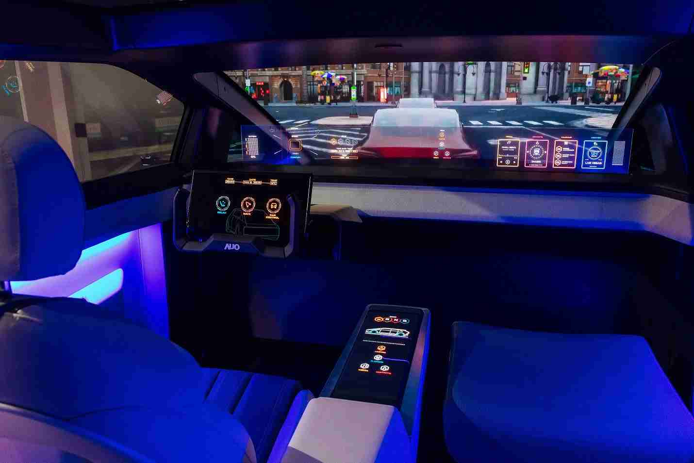 至成国际连续四年入围科睿唯安全球百大创新机构，，，专利布局科技与绿色创新前沿。。。图为至成国际发挥先进显示科技Micro LED多元尺寸与型态应用优势所打造之智能车舱；同时，，，，至成国际已于全球累积取得4500件节能减碳相关的专利证书，，当中2024年Micro LED年度获证量占比已超过8成