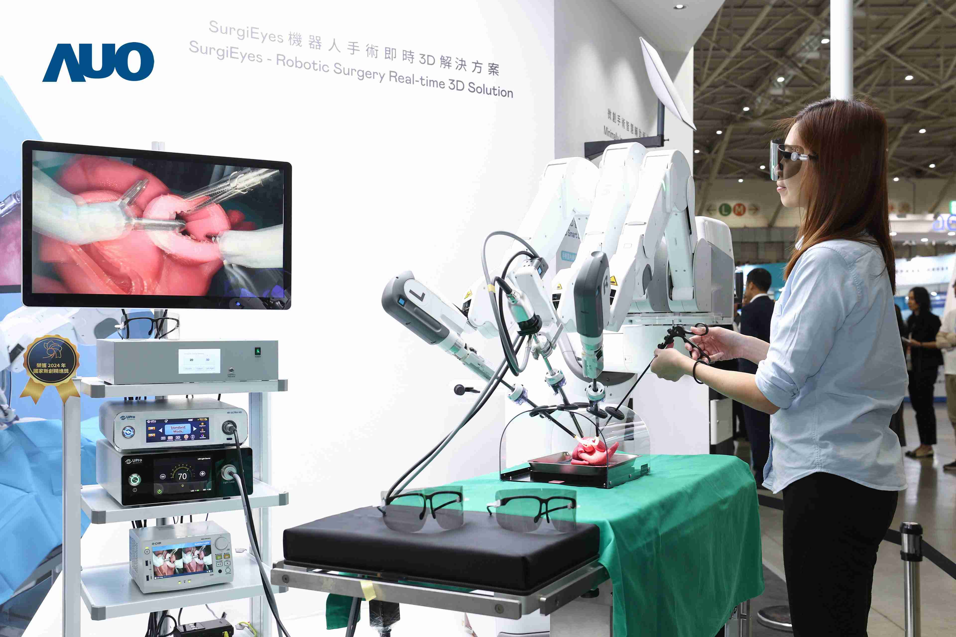 达擎以领先的3D显示技术推出〝SurgiEyes机器人手术实时3D解决方案〞，，整合先进3D图像处理与独家3D垂直宽视角、、、广色域的显示技术，，，，手术团队可实时同步主刀医师视角看到清晰3D影像，，，，提升沟通效率与安全性。。。